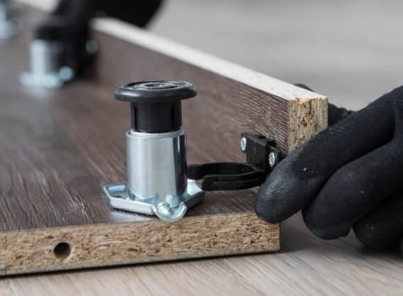 Kaappi FIX-taustalla / skåpet med FIX-bakstycke FIX-tausta edellyttää aina säätöjalkojen asentamista kaappiin