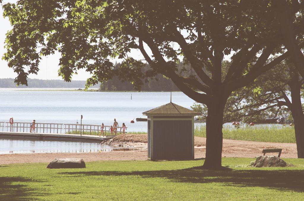 KAUNIS MEREN- RANTAKAUPUNKI Vuonna 1745 perustettu Loviisa sijaitsee itäisellä Uudellamaalla Suomenlahden rannikolla. M Merenrantaviivaa kaupungilla on 444 kilometriä ja saaria peräti 678.