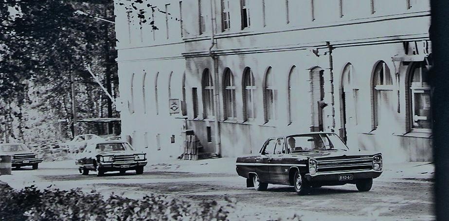 KUVA: Suojelupoliisi KUVA: Suojelupoliisi Juri Gagarin Helsingissä vuonna 1961. Gagarinin olan takana on Anatoli Golitsyn. 1970-luvulla Suojelupoliisin päällikön virka-auto oli Plymouth Fury.