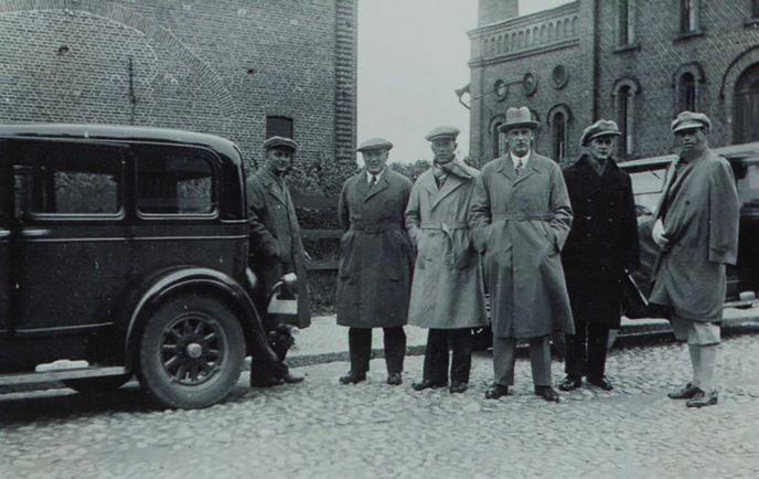KUVA: Martti Riekin albumi Suojelupoliisin henkilökuntaa autoineen vuonna 1931. selvinneet edes hengissä, ja Valpo oli päällikkönsä Arno Anthonin johdolla aktiivinen ihmisluovutuksissa saksalaisille.