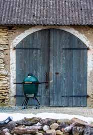 Large Big Green Egg Large on Big Green Egg -perheen kaikkein suosituin malli. Large-mallin paistopinnalla valmistat vaivatta kaikki suosikkiruokasi sekä sukulaisten ja ystävienkin.