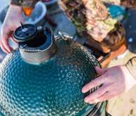 Small Onko ruuanlaitto ulkona puutarhan omistavien etuoikeus? Ei suinkaan! Kaupunkilaiset, joilla on parveke tai pieni patio suosivat Big Green Egg Smallia.