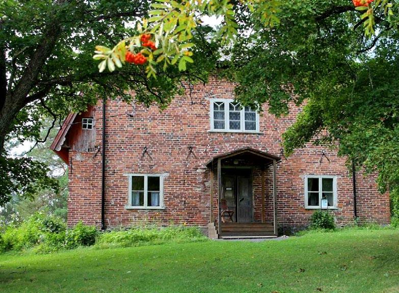 fi 1800-luvun maalaispappilan tunnelmaa Vuonna 1800 valmistuneen kappalaisen pappilan rakennutti Jokioisten kartanon omistaja, vapaaherra Ernst Gustaf von