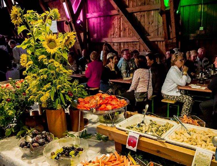 illan ajaksi. Juustojen lisäksi juhla-alueella on mahdollisuus nauttia viiniä sekä muita virvokkeita.