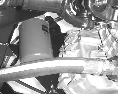 Hydraulisuodattimen vaihto Vaihda hydraulisuodatin ensin 8 käyttötunnin jälkeen ja sen jälkeen aina 800 käyttötunnin välein. Käytä Toron vaihtosuodatinta (osanro 54 00).