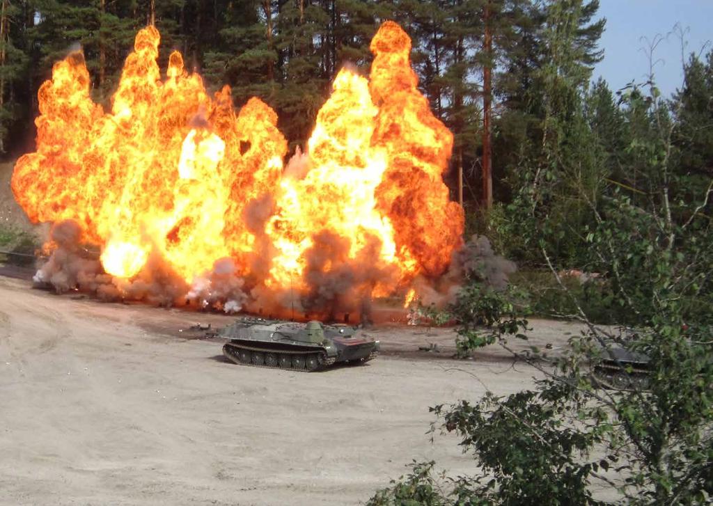 Kokonaisturvallisuus 2018 Yllä ja oikealla: Messuilla oli esillä uudempia ja vanhempia koneita. Edellisellä sivulla: Puolustusvoimien näytöksessä käytettiin roppakaupalla erikoistehosteita.