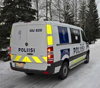 poliisiasemilla) Poliisikoiraryhmää (eri