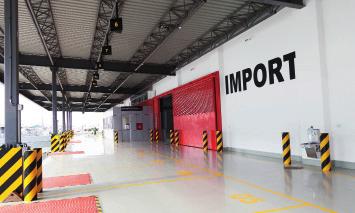 Referenssi Kuljetusyhtiö Swissportin isoissa varastointihalleissa on käytössä Helaformin 2000-sarjan liukuovijärjestelmät, mitkä mahdollistavat suuren lastausalueen Ghanan uudella lentokentällä.