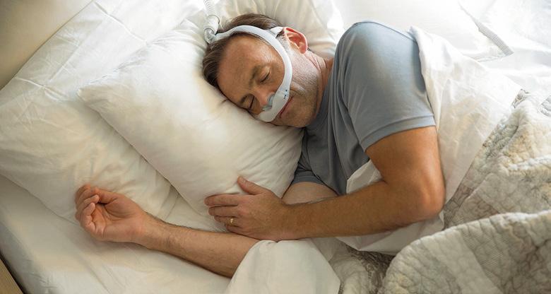 11. Uniapneakisko Uniapneakiskoa käytetään nukkuessa, se laitetaan suuhun illalla ja otetaan herättyä pois. Kisko tuo alaleukaa eteenpäin ja estää kielen painumista taakse.
