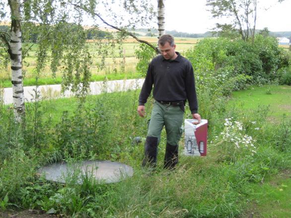 Ohje 2 Puhdistamon sijoittaminen Puhdistamon sijoituspaikkaa määritettäessa tulee seuraavat asiat ottaa huomioon: Veden sisäänpääsy Puhdistamon kelluminen tulee välttää.