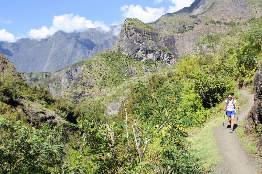 Réunion, Ranska * Réunion, Ranska Intian valtameressä Madagaskarista itään sijaitseva kaunis Réunionin saari tarjoaa niin kauniita rantoja, trooppisia sademetsiä, huimaavan korkeita tuliperäisiä