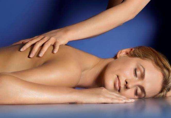 OLIGOMER SPA 90 min HOLISTINEN, AISTIKAS MATKA AINUTLAATUINEN HIERONTATEKNIIKKA Kokonaisvaltainen holistinen lähestymistapa ENNENNÄKEMÄTTÖMÄT KOOSTUMUKSET Kuorinta, jota ei tarvitse huuhdella ja
