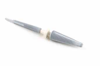 3. Poista Radius Cup -osa 4. Trials-koepalat Vapauta Radius Cup -osa Radius Threaded Implant -osasta Cup Remover -työkalulla.
