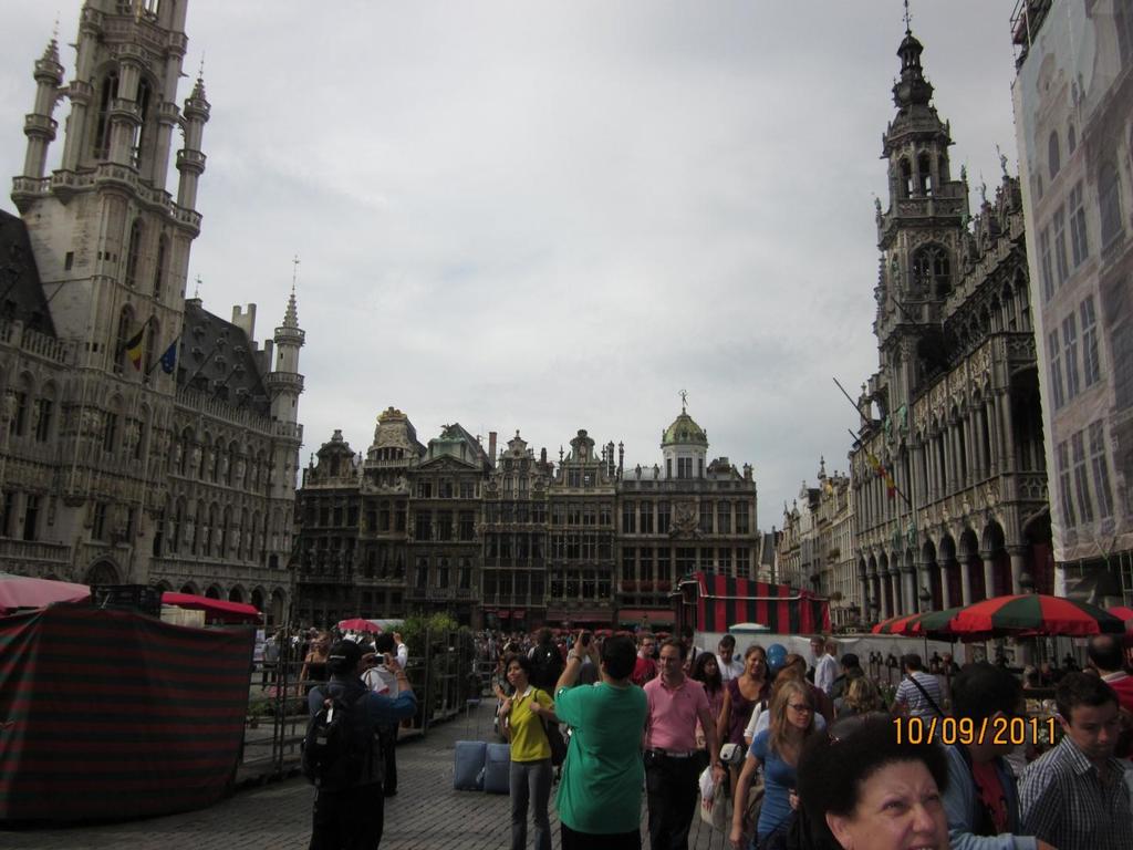 Euroopan ytimessä Bryssel on Belgian ja paikallisten mielestä myös Euroopan pääkaupunki. Metropolialueella asuu noin 1,6-2,7 miljoonaa asukasta laskentatavasta riippuen.