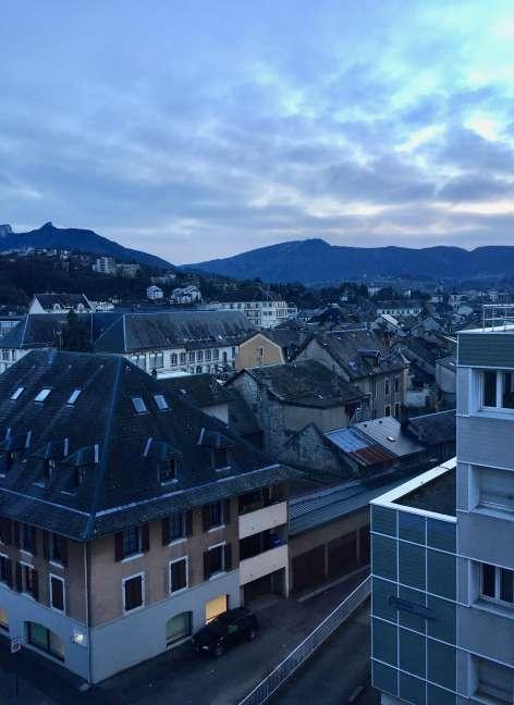 2 Kuva 3: Näkymät yhden asuntolan ikkunasta Kuva 2: Chambéryn vanhaa kaupunkia Saavuin perille 9.1. ja ensimmäinen tervetulotapaaminen Université Savoie Mont Blancin yliopistossa oli 11.1., mutta itse opiskelu alkoi vasta seuraavalla viikolla.
