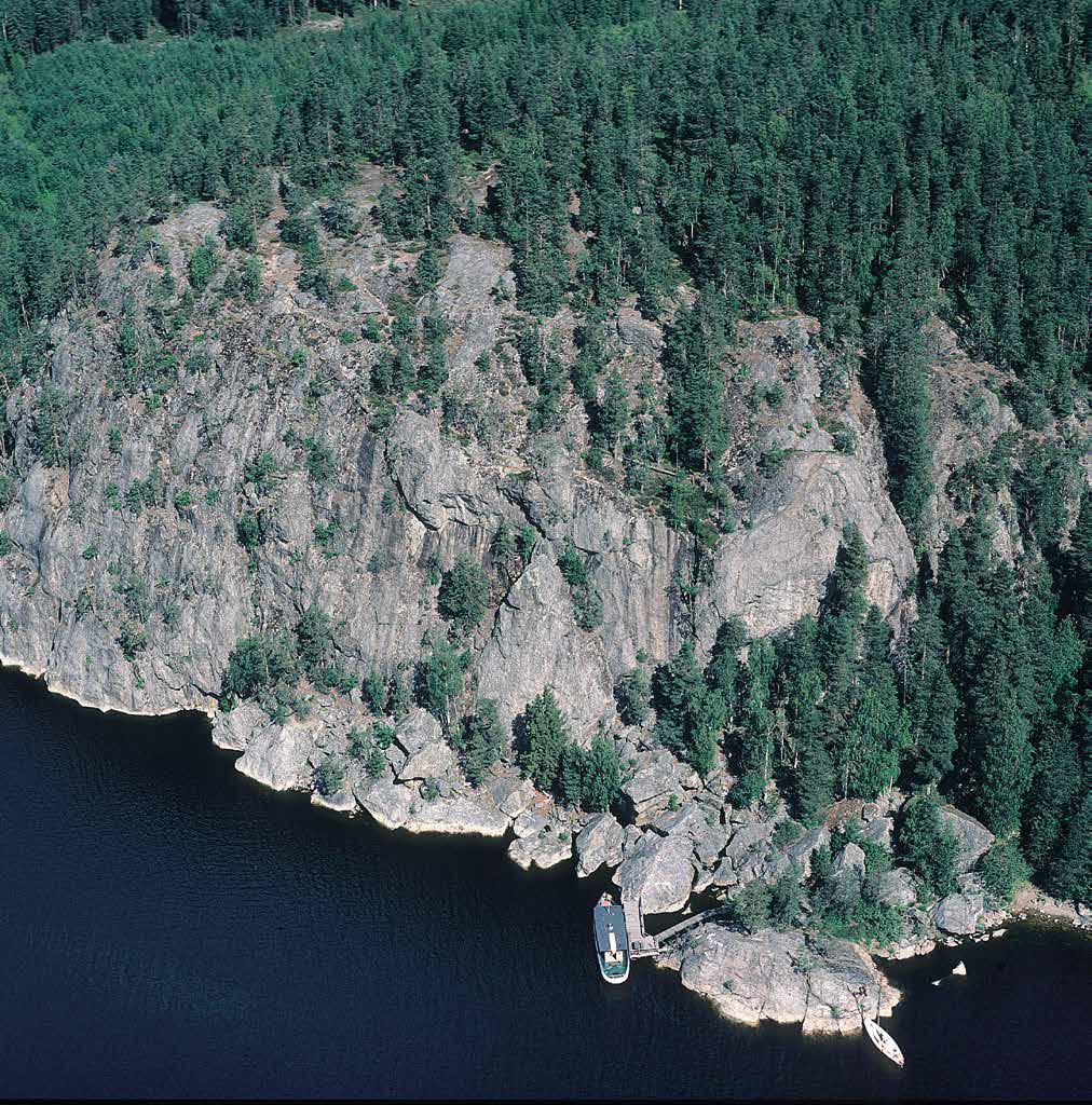 LÖYDÄ SAIMAAN KÄTKETYT AARTEET! DISCOVER THE HIDDEN TREASURES OF LAKE SAIMAA! Saimaa Geopark kertoo Saimaan vesistölabyrintin tarinan sen alkujuurilta miljoonien vuosien takaa aina tähän hetkeen asti.