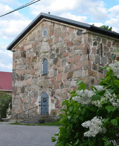 4 Tervetuloa aikamatkalle Halikon sairaalan historiaan Halikon kirkon tuntumassa seisoo jykevä viljamakasiini.