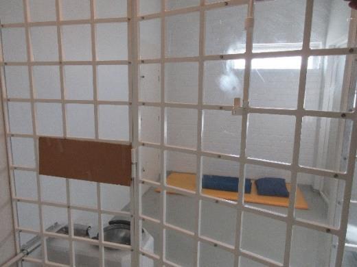 Yksinäisyysrangaistusta suorittanut vanki kertoi päässeensä ulkoiluun, suihkuun ja ostoksille laitosmyymälään.
