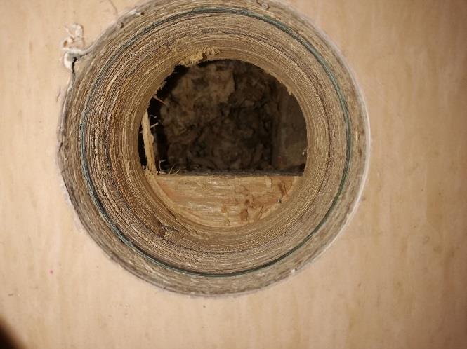 Rakenteiden kosteustekninen toimivuus on heikko ja tiiviin lattiapinnoitteen käyttäminen aiheuttaa riskin pinnoitteen vaurioitumiselle.