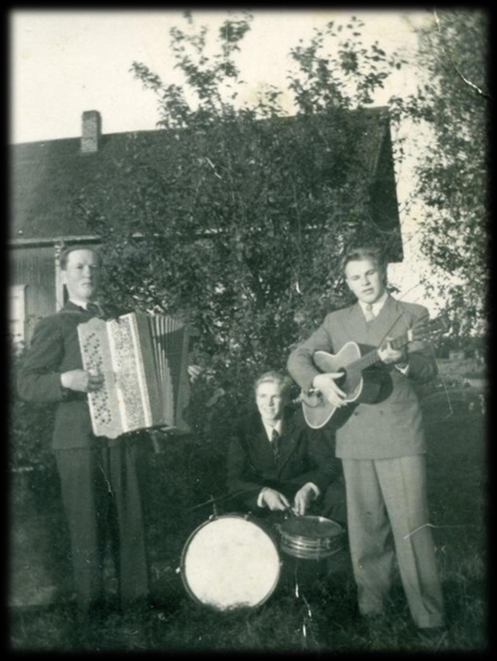 Aluksi tässä omassa orkesterissani soitti hanuria Kalevi Seppä. Bassoa ja hanuria soitti Lauri Annala ja minä soitin kitaraa ja lauloin.