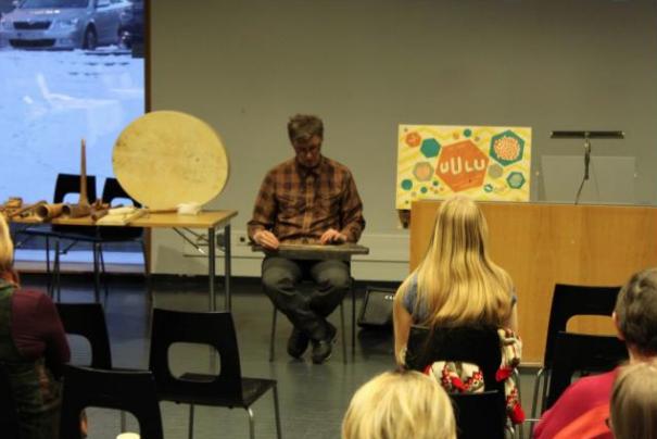 Kuvat oikealta vasemmalle: Pikku Kakkosen 40-vuotisjuhlanäyttelyn tapahtuma, Juhana Nyrhinen esittelee