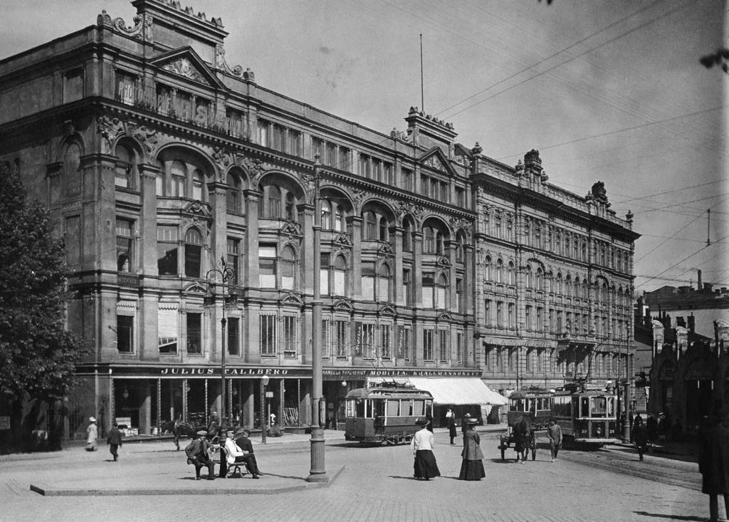 UB:n pääkonttori sijaitsee Soopelin korttelissa, osoitteessa Aleksanterinkatu 21. Talon rakennutti Julius Tallberg vuonna 1899.