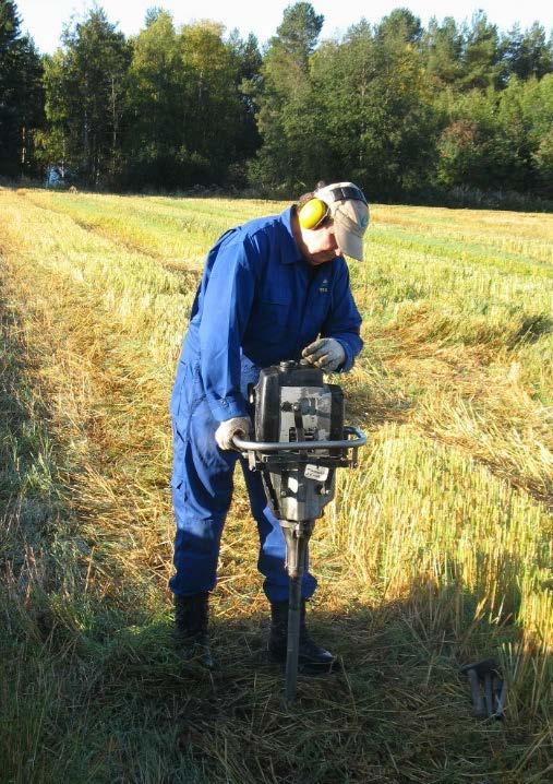 GEOLOGIAN TUTKIMUSKESKUS Geologinen rakenneselvitys 7 3.3 Kevyet kairaukset Kevyt tärykairaus (cobra) soveltuu maaperäkerrosten laadun havainnointiin esim.