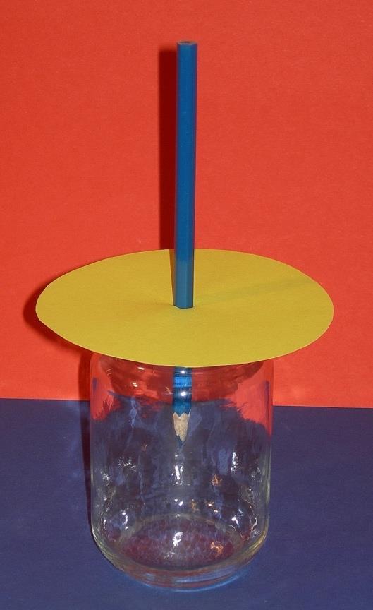 Oppilaan ohje: Aurinkokello Lähde: Anke Keske. 2004. Die beste Experimente für Kinder. Mitä tarvitaan: - kartonkia - terävä puukynä - sakset - matala lasipurkki Miten tehdään: 1.