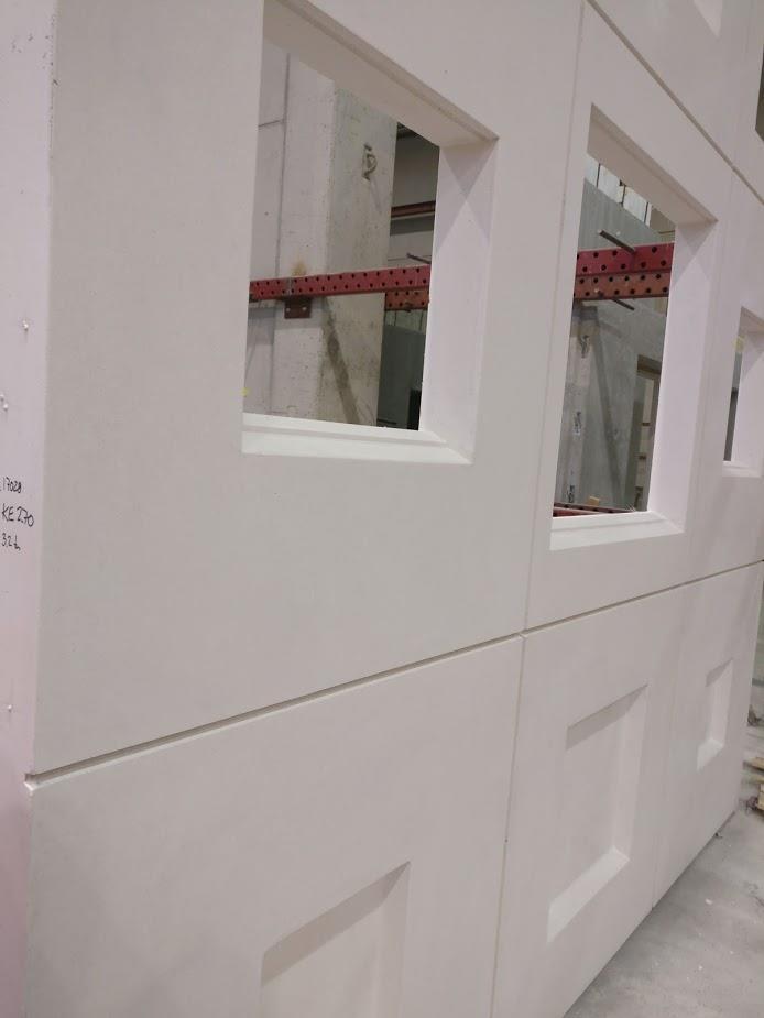 21 Kuorielementin paino on 3190 kg ja pinta-ala 10,10 m 2. Siinä käytettiin polymeerikuituja, joita lisättiin betonimassaan 7 kg/m 3. Kuitumäärän määritti betonielementtien valmistaja.