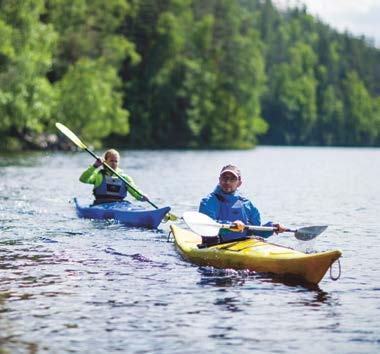 Outdoors Finland LUMOAVA LUONTORETKI KÄVELLEN, PYÖRÄILLEN TAI MELOEN Salpausselkien kankaat tarjoavat tasaisia luontoreittejä, mutta halutessaan voi kiivetä myös korkeammalle ihailemaan järvimaisemia.