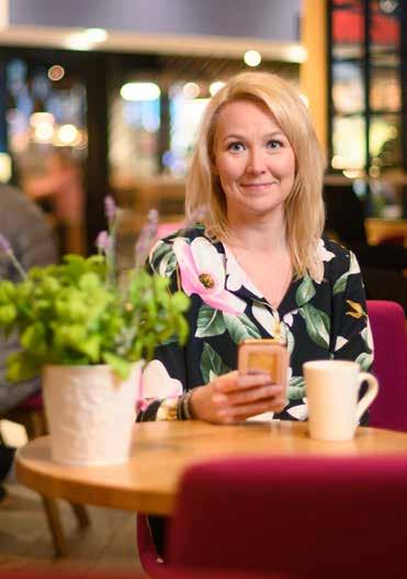 Nyt hän kertoo, mitä eri S-mobiilin tarjoamia palveluja hän arjessaan käyttää.