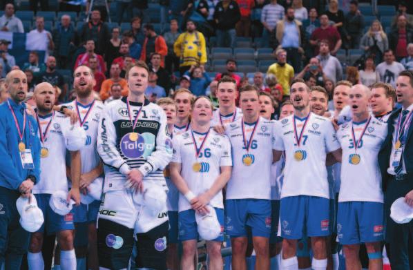 Maalivahti Eero Kosonen (neljäs vasemmalta) ja muu Suomen joukkue pääsi Prahassa kajauttelemaan Maamme-laulun kultamitalit kaulassa.