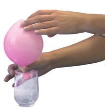 Sammuta kynttilä näkymättömällä kaasulla! ilmapallo etikkaa ruokasoodaa lusikka lasi pieni pullo (esim. 0,25 l) 1 2 kynttilää tai tuikkua 1.