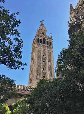 Henkeäsalpaava Sevilla Sevillaa voi ihailla vaikka lipuen katujen ja puistojen halki kiireettömässä tunnelmassa, siemaillen Sevillan lumoa pieninä annoksina.