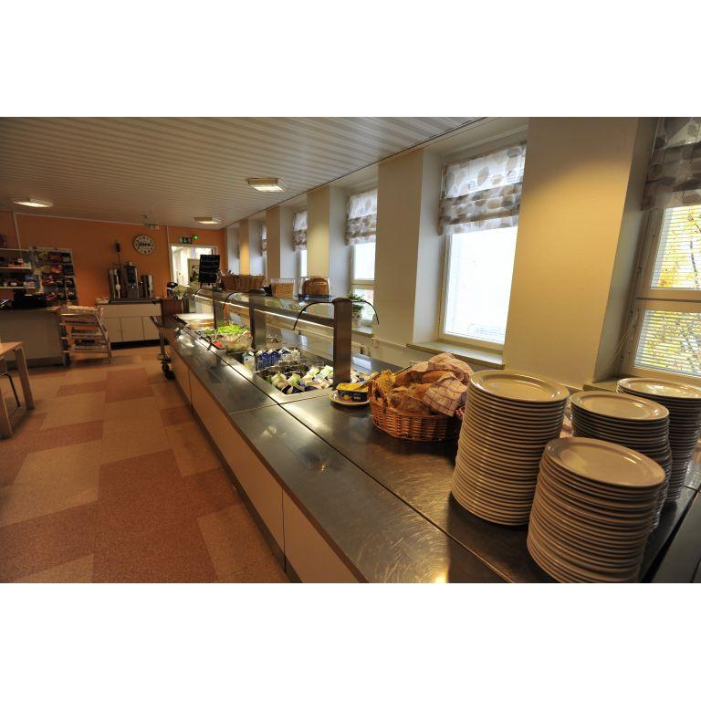 Ateriapalvelut Ankkapurhan Helmi palvelee tilauksesta järjestäen näyttävät tarjoilut erilaisiin tilaisuuksiin pitopöydistä kahvikutsuihin.