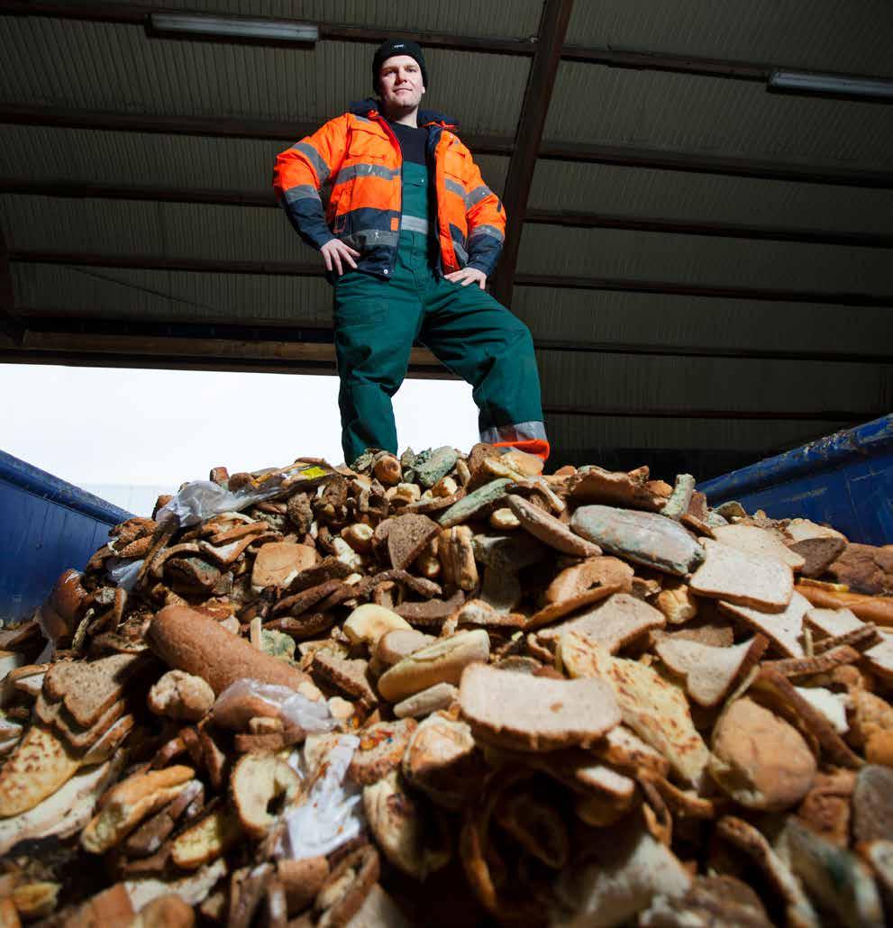 Interview GroenCollect Interview Afval scheiden moet zo makkelijk mogelijk zijn, anders doe je het niet. Foto: Joris Den Blaauwen Zeep van sinaasappelschillen en leer van verrotte mango s.