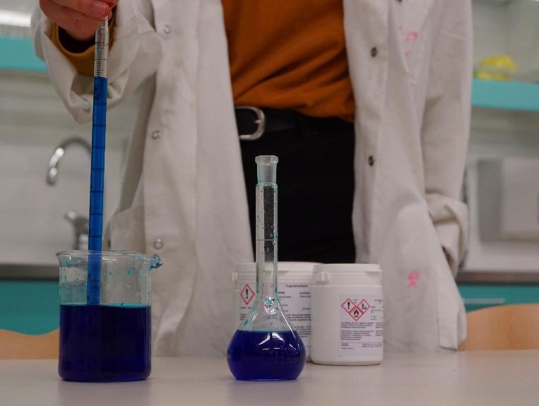 Kemian laboratoriokurssi (kemian syventävät opinnot) Tällä kurssilla tehdään kemian laboratoriotöitä, joita ei kemian tunneilla ehditä tekemään.