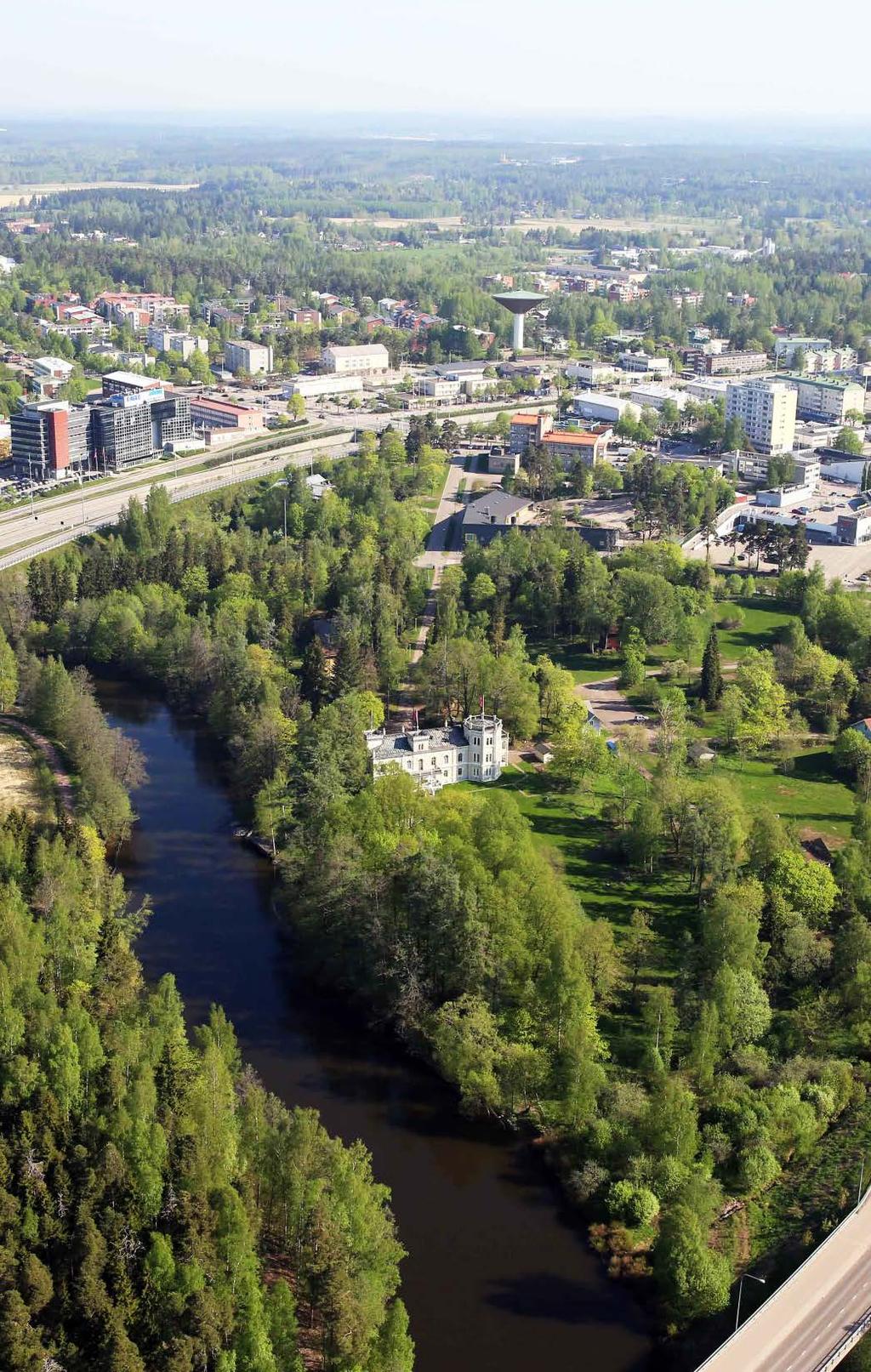 VALTAKUNNALLISET ALUEIDENKÄYTTÖTAVOITTEET - Edistetään monikeskuksista, verkottuvaa ja hyviin yhteyksiin perustuvaa aluerakennetta - Tuetaan alueiden elinvoimaa ja vahvuuksien hyödyntämistä - Luodaan