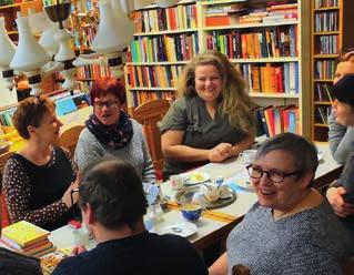 Samalla on myös surullista, että elämme maailmassa, jossa nuoret jo, ennen kuin saavat edes äänestää, tuntevat itsensä pakotetuiksi korottamaan äänensä, järjestämään koululakkoja ja kirjoittamaan