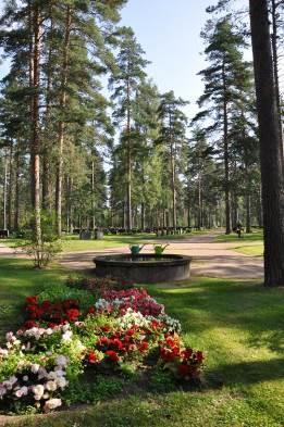 Uurna-alueen uurnasukuhaudoilla muistomerkki sijoitetaan yhtenäiselle graniittipalkkialustalle. Muistomerkin suurin sallittu leveys on 70 cm, suurin korkeus on 60 cm ja syvyys 15 cm.