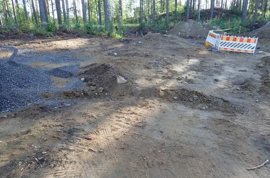 Haudat 1, 4, 5, 8, 9 ja 10 jäävät aitojen oikealle puolelle.