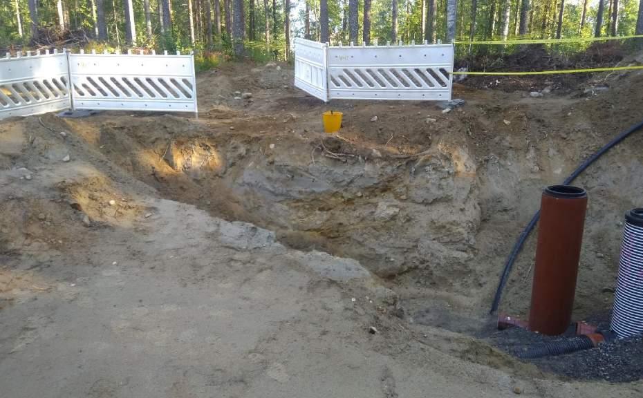 9 Kaivauksen alkutilannetta tutkimusalueen itäosassa.
