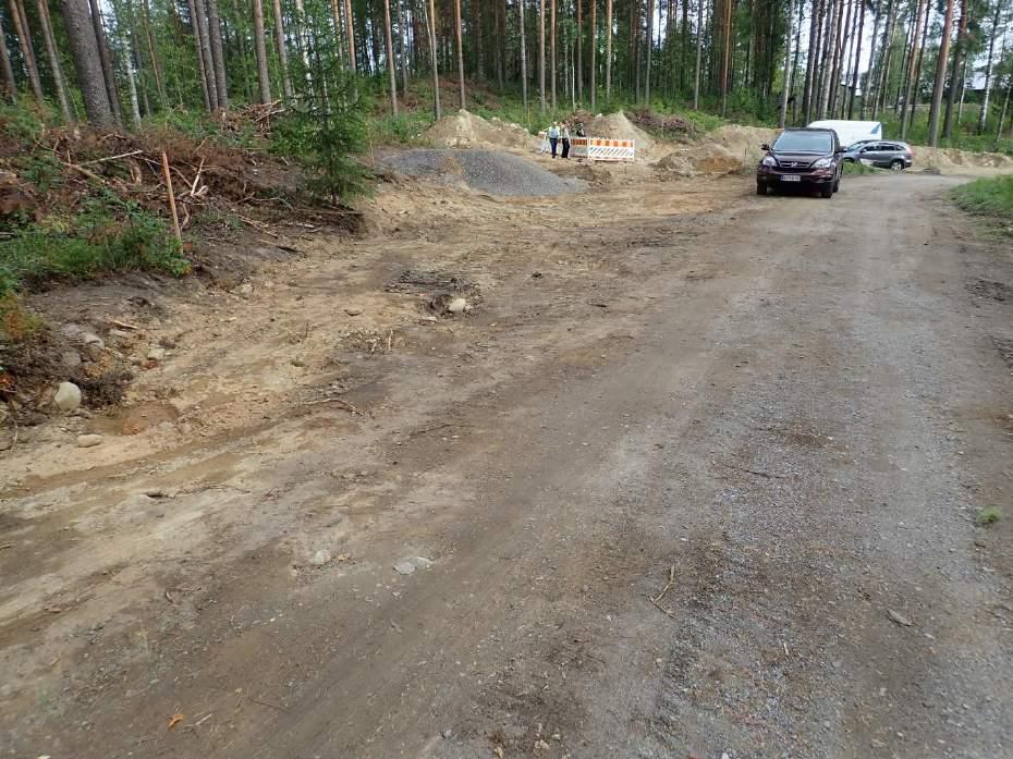 etualan syvän vesihuoltokaivannon reunalla, keltaisen sangon