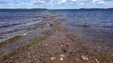 Särkkä / Sandbar Ilkonsaaren osittain vedenalaista särkkää voi ihailla läheisten kallioiden päältä. Särkkä on noin 300 m pitkä ja se jatkuu matalikkona Saimaan vedenpinnan alla.