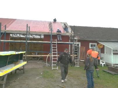 Hirsirakentaja aloitti laavun hirsityöt huhtikuussa 2017, laavun kehikko tehtiin ensiksi toiseen paikkaan ja siirrettiin sen jälkeen oikealle paikalle, kun kesäkuun alussa voitiin tehdä pohjatyöt.