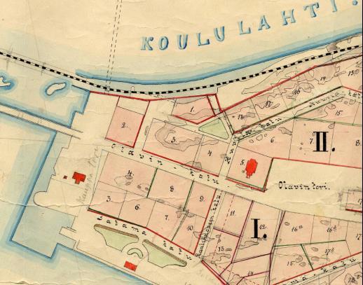 Tontilla on ollut vuonna 1880-luvulla rakennettu asuintalo ja sen ulkohuone. Tontti rajoittui järven rantaan ennen rautatien rakentamista 1900-luvun alussa.