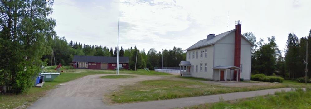 97. Nuotiorannan koulun pihapiirissä on kaksi koulurakennusta. Pohjoispuolella oleva vanha koulu on rakennettu vuonna 1927 ja peruskorjattu vuonna 1964 (alempi kuva).