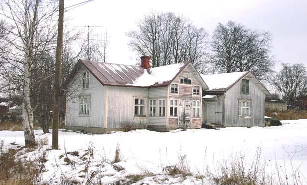 Tynilä Suurehko asuinrakennus, jossa on koristeellinen kuisti. Rakennuksen sanotaan tehdyn 1600-luvun lopulla. 21.