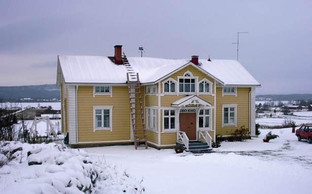 Niva (Metsävainio) Pitkä, vaalea asuinrakennus on noin vuodelta 1830.