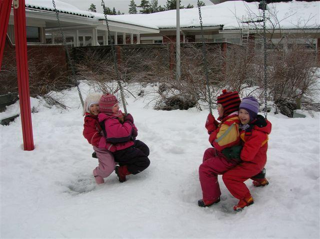 KÄRJEN PÄIVÄKOTI Päiväkotimme aloitti toimintansa v. 1986. Samassa rakennuksessa toimivat Kärjen ala-aste, hammashoitola, koululaisten iltapäiväkerho sekä seurakunnan päiväkerhot.